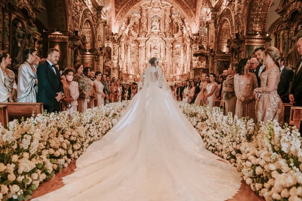 supermodel jasmine tookes entering san francisco church.