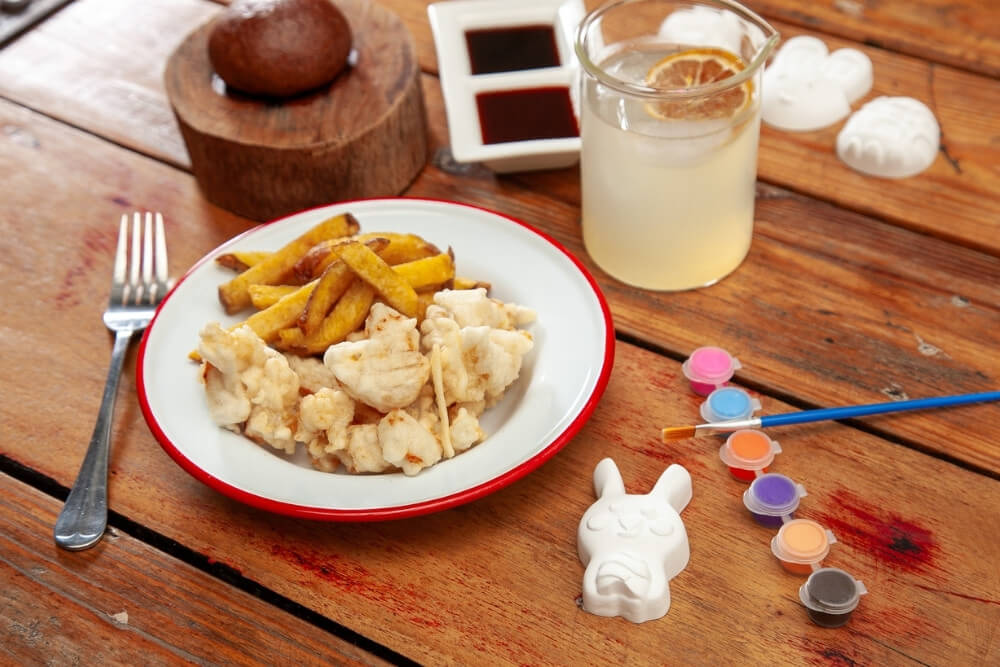 plate from children's menu laboratorio diseño gastronomía with kid friendly food, drink, and painting activity set