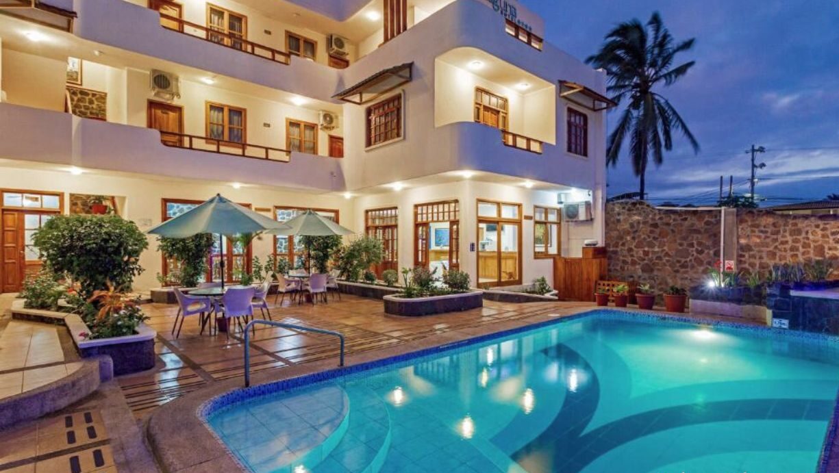 hotel villa laguna pool
