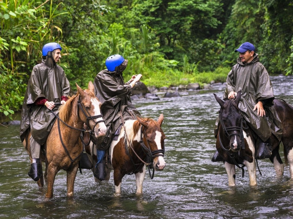 horseback riding around the costa rica river