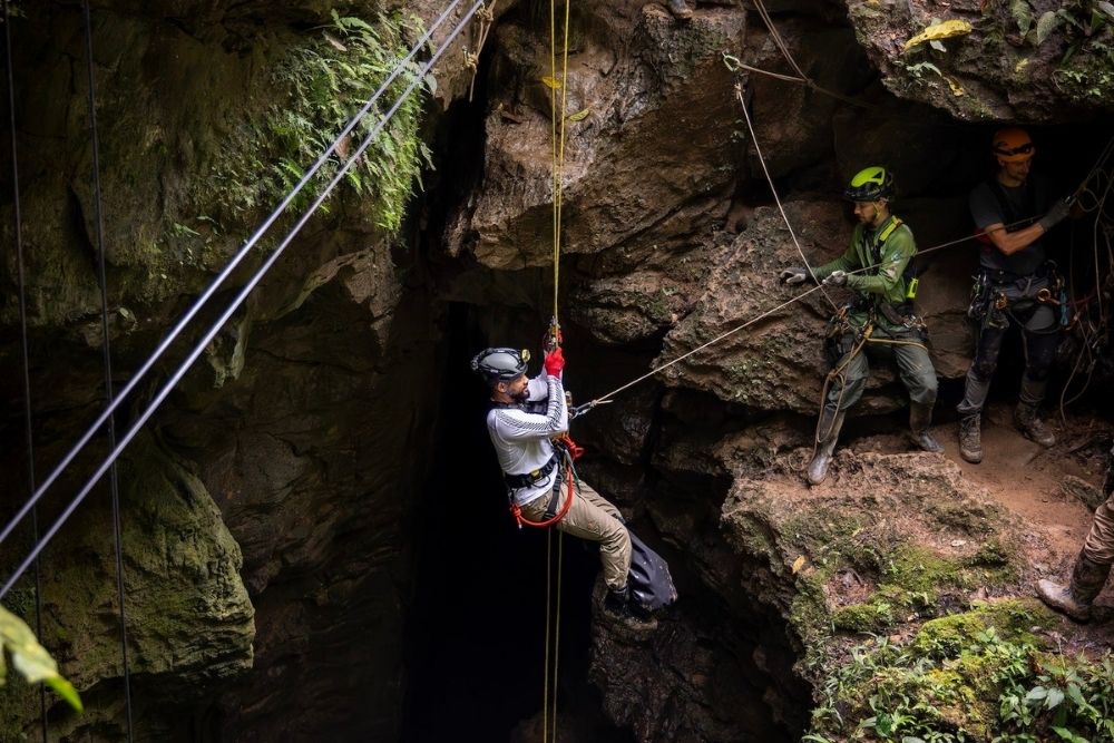 will smith descending by rope inside la cueva de los tayos