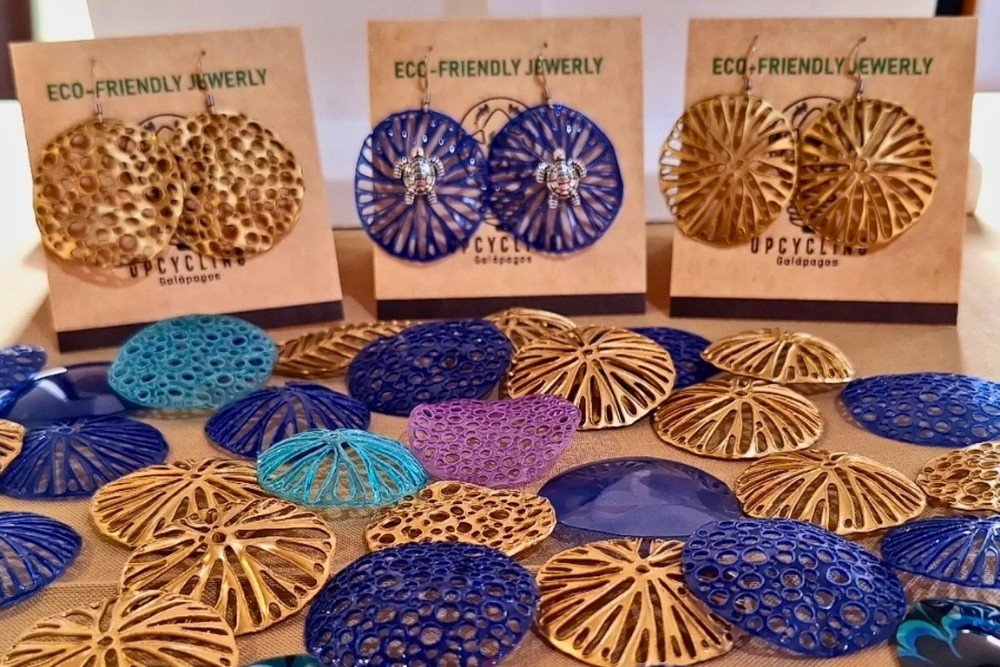immersive recycling jewelry experience at the galápagos tours.