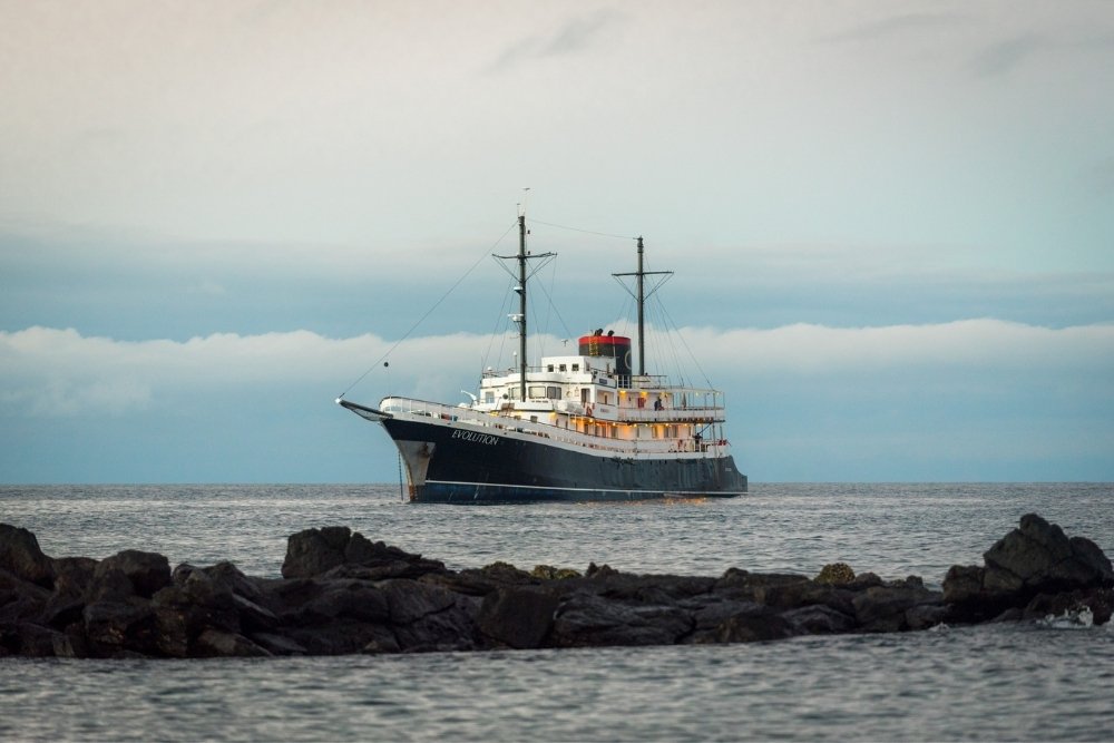 the evolution yacht sailing around the galápagos